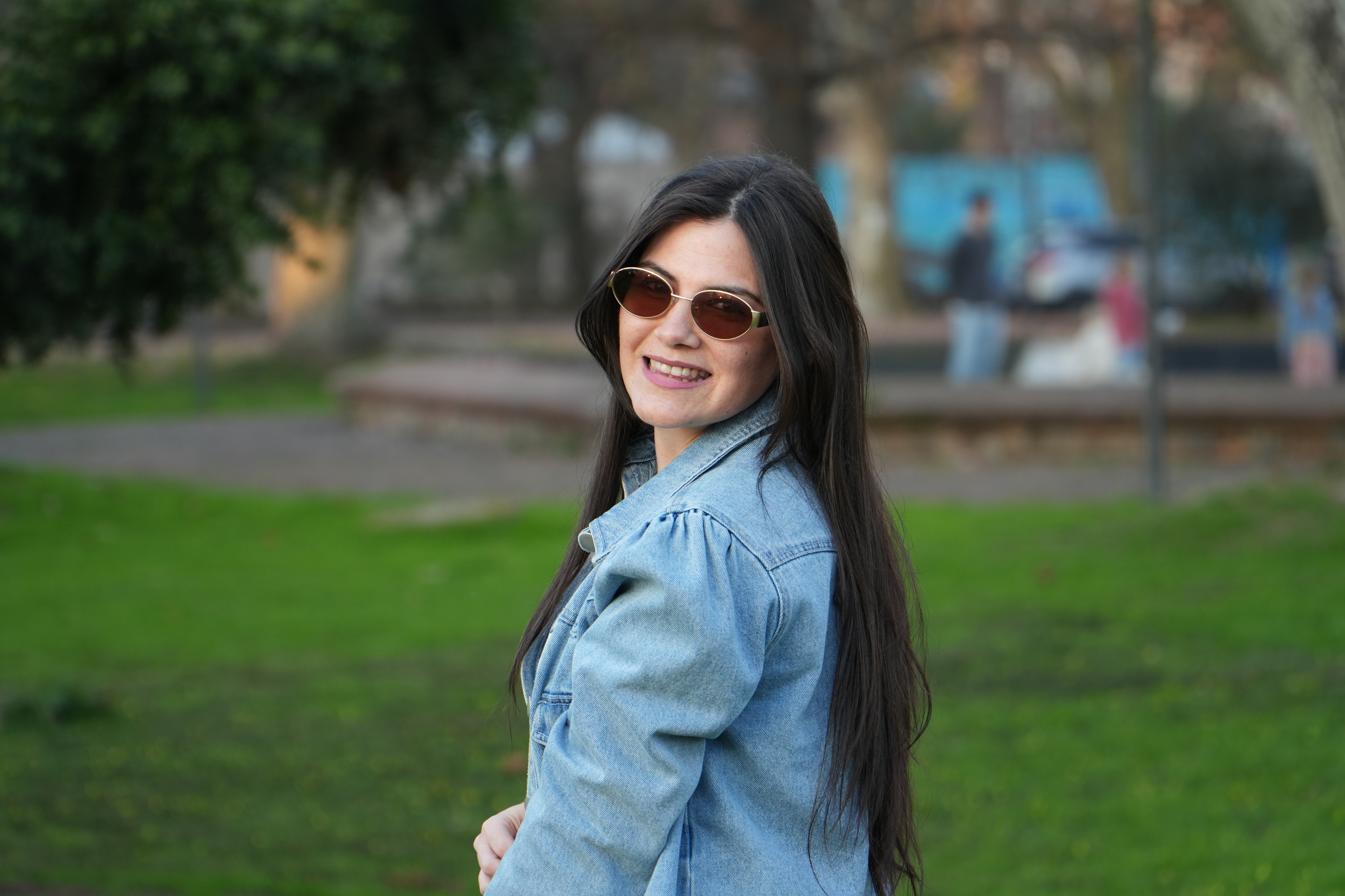 Estefanía Martínez Pizzorno en un retrato al aire libre