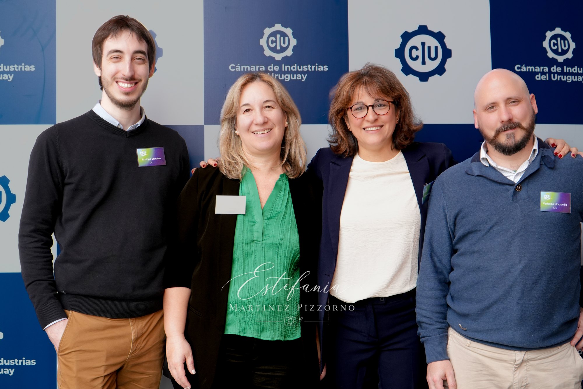 Participantes posan juntos durante el evento Indutech